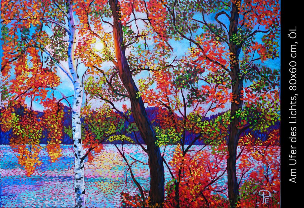 Herbstliche Waldszene mit leuchtend roten und orangefarbenen Blättern, Birken und dunklen Baumstämmen an einem glitzernden See unter blauem Himmel