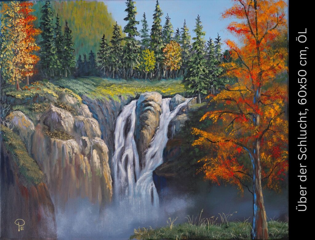 Malerische Landschaft mit Wasserfall, der über Felsformationen stürzt, umgeben von Herbstlaub und Nadelwäldern unter blauem Himmel.